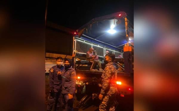 Angkatan Pertahanan Awam Malaysia (APM) membantu memindahkan mangsa banjir ke PPS di SRJKC Ai Chun. - Foto APM