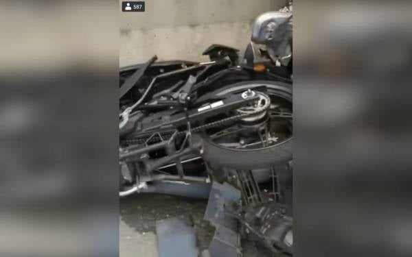 Keadaan motosikal Yamaha LC135 yang bertembung dengan kenderaan suspek.