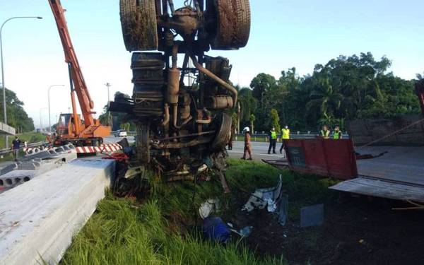 Operasi menyelamat dilakukan dengan bantuan kren bagi mengangkat dan mengalih muatan konkrit yang menghempap mangsa. - Foto: Bomba Perak