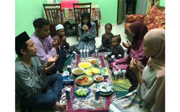 Rombongan redONE berbuka puasa bersama Nurfauziana dan anak-anak di rumah mereka di Taman Desa Bidara, Kuala Ketil, Baling.