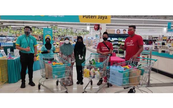 Zaiton (tiga dari kiri) dibawa membeli belah barang kelengkapan Ramadan di Sungai Petani.