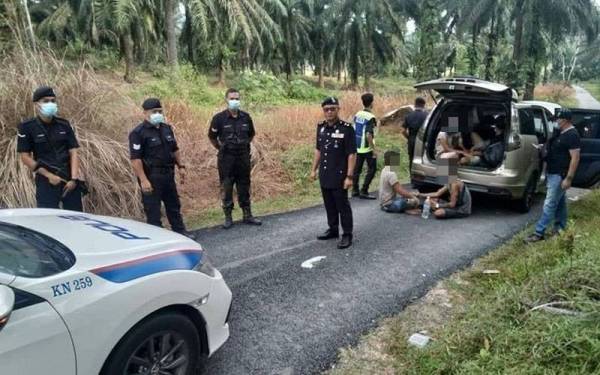 Polis berjaya menahan PATI warga Myanmar yang melarikan diri selepas kenderaan dinaiki mereka terbabas, pada Isnin. Foto Ihsan PDRM