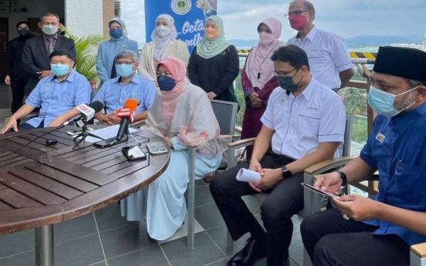Zuraida (duduk, tiga dari kanan) selepas merasmikan Akademi Hevea Malaysia Langkawi, di Langkawi. 