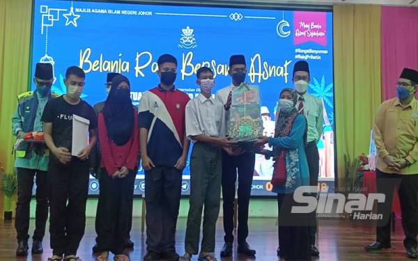 Mohd Fared ( dua dari kanan, belakang) pada program Belanja Raya Bersama Asnaf 2022 di Mydin Mall di sini, pada Selasa.