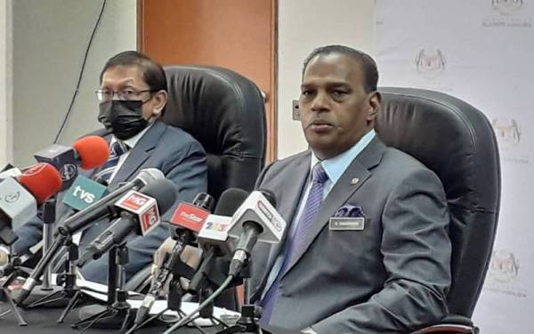 Saravanan (kanan) ketika sidang akhbar berkaitan penggajian pekerja asing yang diadakan di Wisma HRD Corp, Kuala Lumpur pada Selasa.