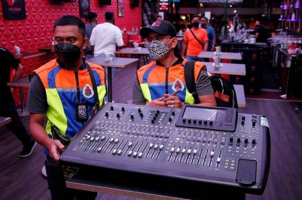 Sebahagian peralatan muzik yang disita penguat kuasa DBKL pada operasi yang dijalankan pada Ahad.