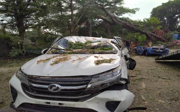 Sebanyak sembilan buah kereta rosak akibat dihempap pokok tumbang di tempat letak kereta Hospital Lama Sungai Petani pada Selasa.