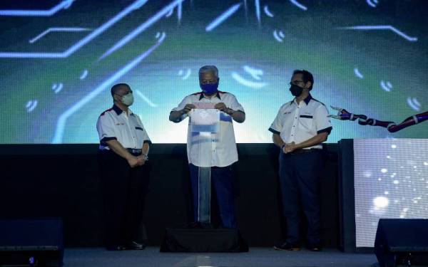 Perdana Menteri, Datuk Seri Ismail Sabri Yaakob pada gimik pelancaran ketika merasmikan Automotive Hi-Tech Valley di Kompleks Sukan Proton, Proton City pada Selasa. - Foto Bernama