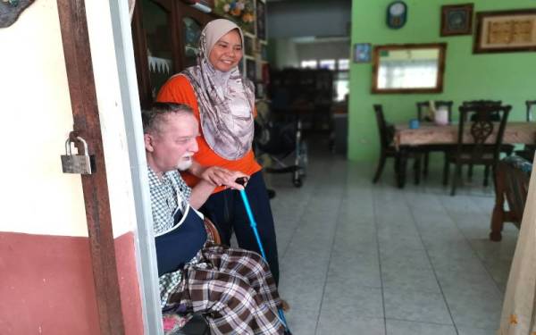 Sarepah berdiri di sebelah Johan yang kini menderita penyakit parkinson dan angin ahmar