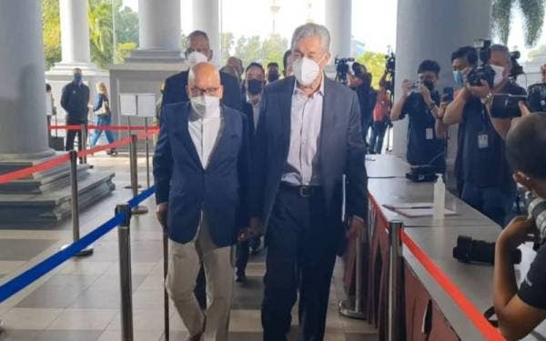 Ahmad Zahid (kanan) tiba di Mahkamah Tinggi Kuala Lumpur pada jam 9.08 pagi Rabu untuk prosiding bela diri hari pertama berhubung 47 pertuduhan pecah amanah (CBT), rasuah dan pengubahan wang haram berkaitan dana Yayasan Akalbudi (YAB).