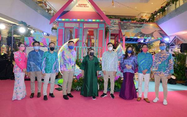 Pereka fesyen, Datuk Tom Abang Saufi (tengah) bergambar bersama barisan pengurusan Rangkaian Pusat Beli-Belah Sunway pada Majlis Pelancaran Sunway Malls Riuh Ria Raya di Sunway Putra Mall pada Selasa. Foto SINAR HARIAN/MOHD HALIM ABDUL WAHID