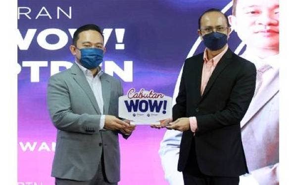 Majlis Pelancaran Cabutan WOW! 25 Tahun PTPTN disempurnakan oleh Wan Saiful (kiri) bersama Ahmad Dasuki Abdul Majid.