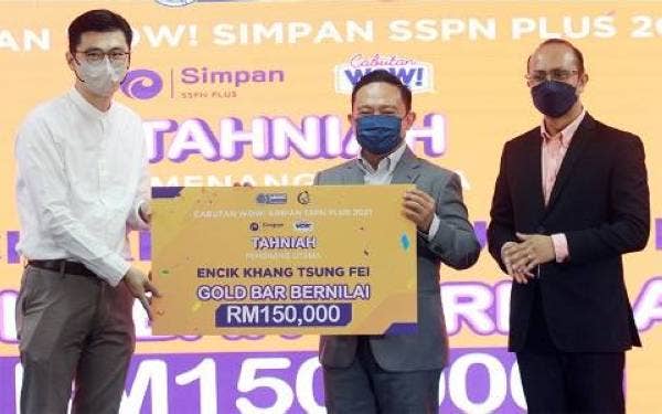 Pemenang utama Cabutan WOW! Simpan SSPN Plus 2021 Khang Tsung Fei memenangi gold bar RM150,000.