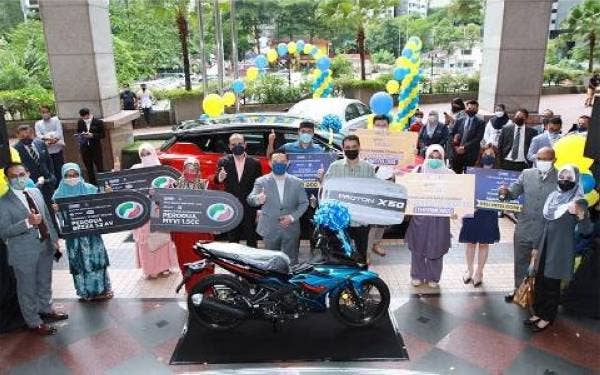 Pemenang-pemenang Cabutan WOW! Simpan SSPN Plus 2021 dan Kempen Stay Safe & Win Simpan SSPN Plus 2021 bergambar bersama Wan Saiful (tengah) dan Ahmad Dasuki (lima dari kiri).