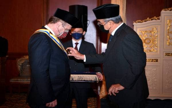 Mohd Ali (kanan) menyampaikan Darjah Mulia Seri Melaka yang membawa gelaran Datuk kepada Amir Bukvic (kiri) sempena Istiadat Penganugerahan Darjah Kebesaran Negeri Melaka Sesi Khas di Dewan Seri Utama, Pejabat Tuan Yang Terutama Yang Dipertua Negeri Melaka dekat Ayer Keroh, pada Rabu. - Foto Bernama