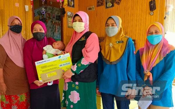 Siti Nor Shafika (dua dari kiri) menerima cek pembayaran bagi Faedah Hilang Upaya Kekal berjumlah RM56,176.10 yang disampaikan oleh Mumtaz (tiga dari kanan) bersama Nora (dua dari kanan).