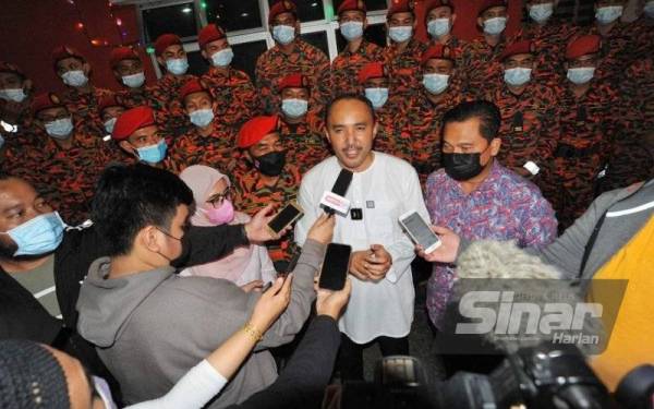 Mohd Jafni (tengah) ketika ditemui pemberita ketika hadir Program Singgah Sahur Kelab Media Johor di Balai Bomba dan Penyelamat Iskandar Puteri pada Rabu.