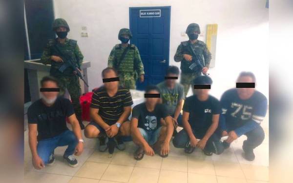 Suspek yang ditahan dipercayai terlibat dalam aktiviti penyeludup petrol ke negara jiran.