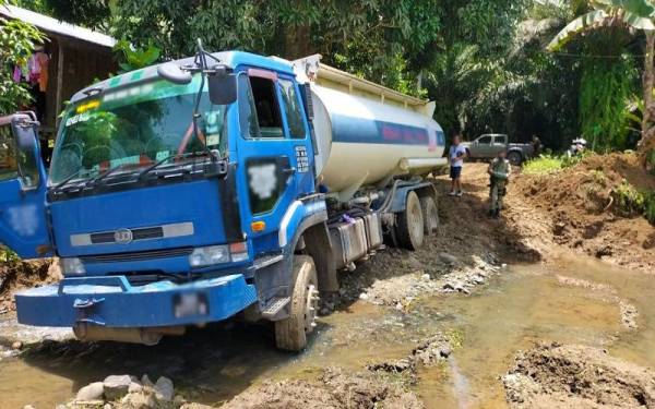 Lori tangki minyak yang terkandas di laluan berlumpur dilihat dalam keadaan mencurigakan sebelum pemeriksaan dibuat oleh pasukan ATB 2 di kawasan ladang kelapa sawit berhampiran Kampung Bakarat, Lahad Datu.