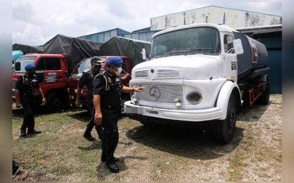 Shamsul Nizam (tiga, kiri) menunjukkan antara jentera yang digunakan bagi menjalankan kerja-kerja penyelewengan minyak diesel bersubsidi pada sidang media di Stor Eksibit KPDNHEP Seremban 2 pada Rabu. - Foto Bernama