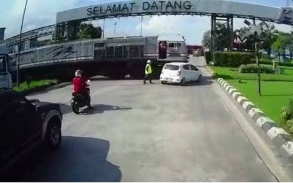 Video tular memaparkan sebuah kereta Perodua Axia bergerak ke arah pintu besar pelabuhan berkenaan dan kemudiannya dilanggar kereta api.