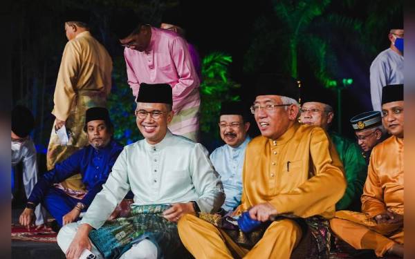 Tengku Zafrul (depan, kiri) bersama Menteri Pembangunan Luar Bandar, Datuk Seri Mahdzir Khalid ketika acara rakaman takbir raya jemaah menteri di Seri Perdana, Putrajaya pada Rabu.