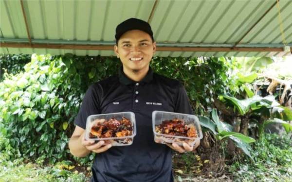 Wan Mohammad Muttaqim menunjukan arnab yang siap dipotong untuk dijual kepada pelanggan.