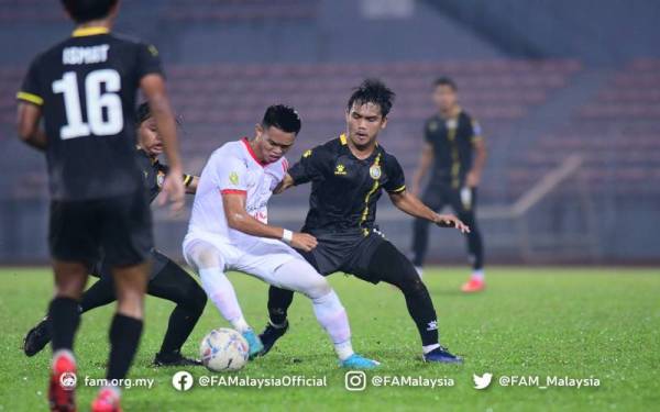 Tiga pemain pertahanan FAM-MSN cuba mengekang pergerakan pemain Kelantan United. - Foto Facebook FAM