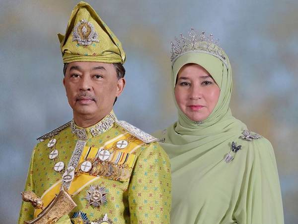 Al-Sultan Abdullah Ri'ayatuddin Al-Mustafa Billah Shah dan Tunku Hajah Azizah Aminah Maimunah Iskandariah.