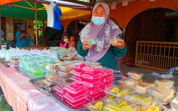 Siti Maimunah dibantu oleh anak-anaknya menyediakan lebih 20 jenis kuih-muih untuk dijual.