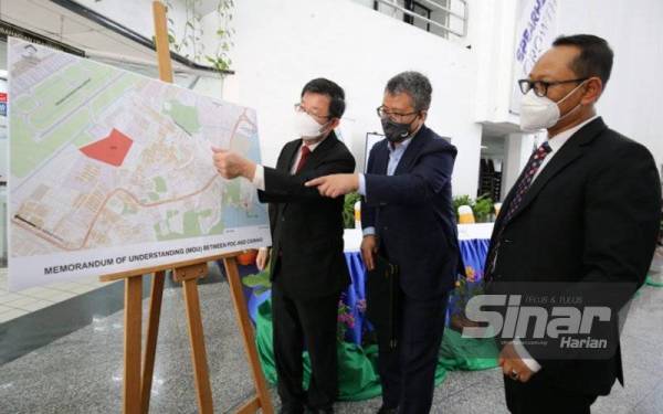 Kon Yeow (kiri) melihat tapak projek yang akan dibangunkan oleh Cainiao nanti.