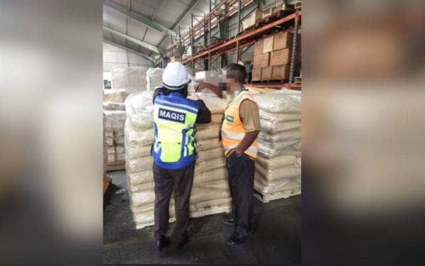 Maqis Pulau Pinang merampas gelatin lembu dari China di Pelabuhan Dermaga Air Dalam Butterworth pada Isnin lalu.