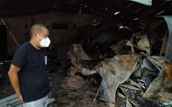 Mohd Latif hiba mengenangkan gudang yang dibina kira-kira 15 tahun lalu musnah dalam kebakaran di Jalan Sungai Pasir, Sungai Petani tengah malam Rabu.