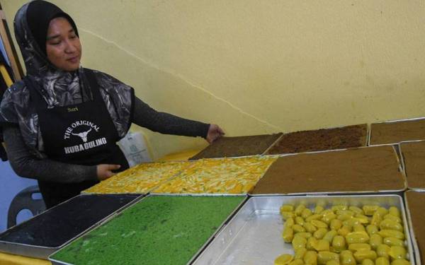 Suri Wan Ali, 36, menyusun sebahagian kuih muih yang dijual ketika ditemui Bernama di premis pembuatan kuihnya di Jalan Tok Hakim di sini. - Foto Bernama