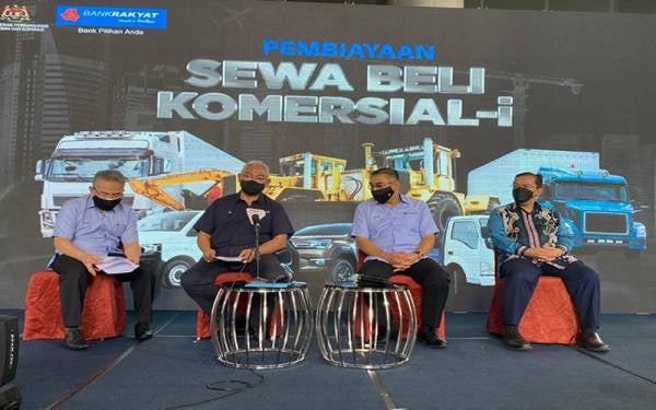 Noh (dua dari kiri) ketika bercakap dalam sidang akhbar di Menara Kembar Bank Rakyat pada Khamis.