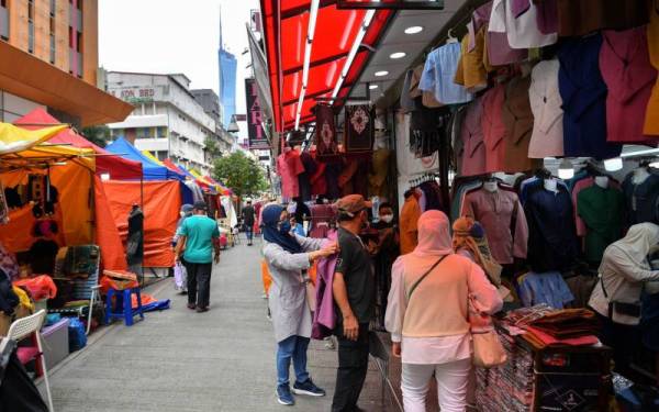 Orang ramai membuat persiapan bagi menyambut Hari Raya ketika tinjauan di Jalan Tuanku Abdul Rahman (TAR). - Foto hiasan.