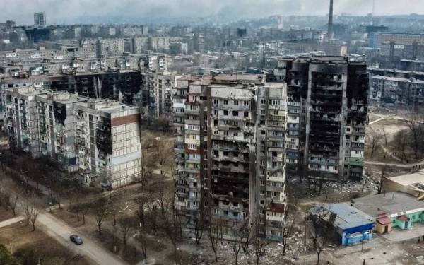 Gambar fail menunjukkan kemusnahan akibat Perang Ukraine di Mariupol. - Foto AP