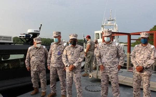 Zubil (tiga dari kiri) ketika majlis Berbuka Puasa dan Penyampaian Anugerah Perkhidmatan Cemerlang (APC) peringkat Maritim Negeri Melaka dan Negeri Sembilan di Kuala Linggi, pada petang Khamis.