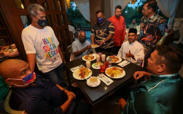 Saravana beramah mesra dengan tetamu yang hadir pada majlis berbuka puasa anjuran Makkal Sakti Negeri Sembilan di Nilai pada Khamis.