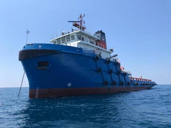 Kapal tunda berdaftar di China yang ditahan di perairan Johor Timur di sini pada Khamis