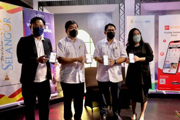 Loy Sian (dua dari kanan) pada pelancaran aplikasi pelancongan Go Selangor di i- City pada Khamis.