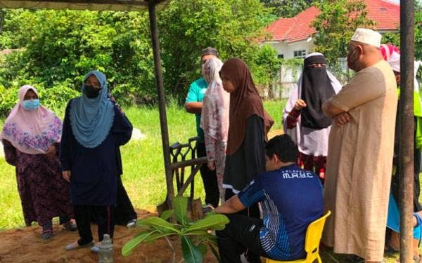 Keluarga yang hadir memberi penghormatan terakhir kepada arwah Meor Shamshir Meor Zulkefli Auni,44, pada Jumaat.