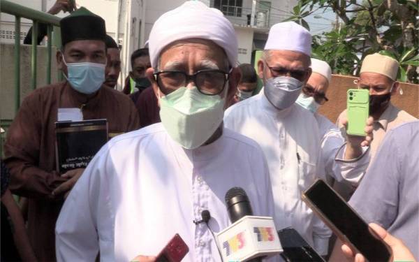 Abdul Hadi ketika ditemui pemberita selesai menyampaikan kuliah mingguan di Masjid Rusila, Marang pada Jumaat.