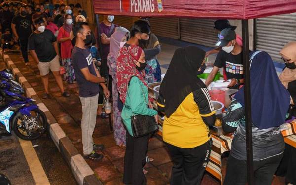 Nasi Lemak Beratur yang dikenali ‘Nasi Lemak Depan The Store’ yang diusahakan sekumpulan belia menggunakan resepi turun-temurun keluarga. - Foto Bernama