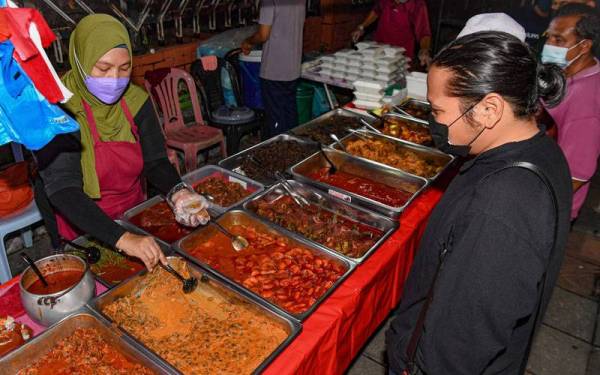 Pengunjung memilih pelbagai jenis lauk nasi lemak yang dijual di hadapan Hospital Raja Permaisuri Bainun ketika tinjauan awal pagi. Foto Bernama