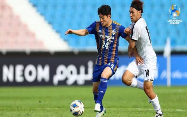 Antara aksi menarik ketika Kawasaki Frontale menentang Ulsan Hyundai dalam saingan pembuka tirai Kumpulan I, Liga Juara-Juara Asia (ACL) 2022 di Stadium Tan Sri Dato' Haji Hassan Yunos, Larkin pada Jumaat. FOTO: AFC Champions League