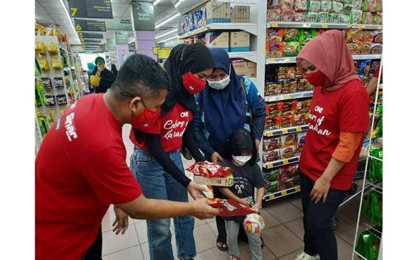 Wakil redONE melayan anak sulung Zaidatul Akma ketika membeli barangan untuk sambutan Ramadan.