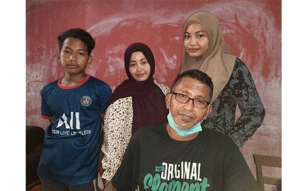 Aidilfitri kali ini akan disambut secara sederhana oleh Kamarulzaman dan anak-anak.