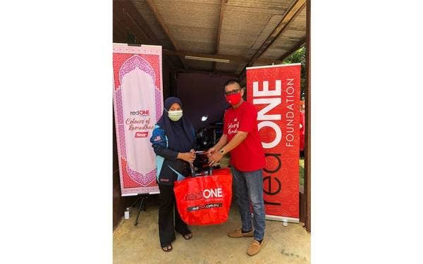 Adi Din menyampai sumbangan berupa barangan keperluan kepada Zaidatul Akma.