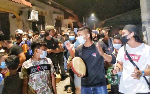 Kumpulan kejut bersahur yang terdiri daripada pelbagai peringkat umur.